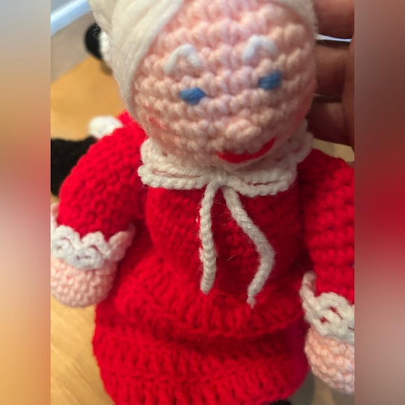 Vintage 3pc Santa and Mrs Claus and elf’s Dolls Handmade Crochet Christmas Decor - Picture 4 of 14